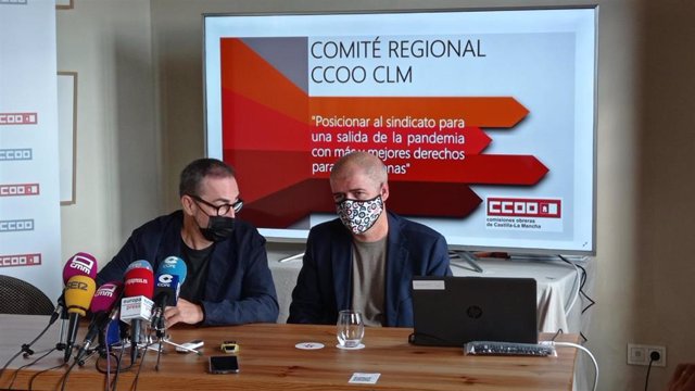 El secretario general de CCOO, Unai Sordo, y el secretario regional del sindicato, Paco de la Rosa, en rueda de prensa
