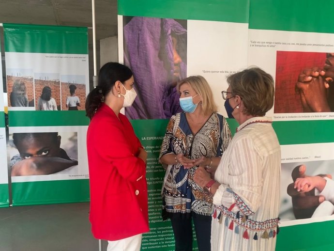 La senadora nacional del PP, Violante Tomás, junto con la diputada regional del PP, Maruja Pelegrín, y la portavoz del PPRM, Miriam Guardiola, visitan la exposición itinerante de fotografía