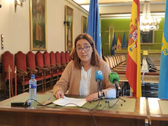 La concejala de festejos del Ayuntamiento de Oviedo, Covadonga Díaz, en rueda de prensa.