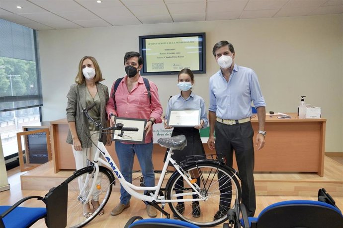 El Consorcio de Transportes ha hecho entrega los premios de la XVI edición de su certamen literario 'Viajar en transporte público o en bicicleta en 500 palabras'.
