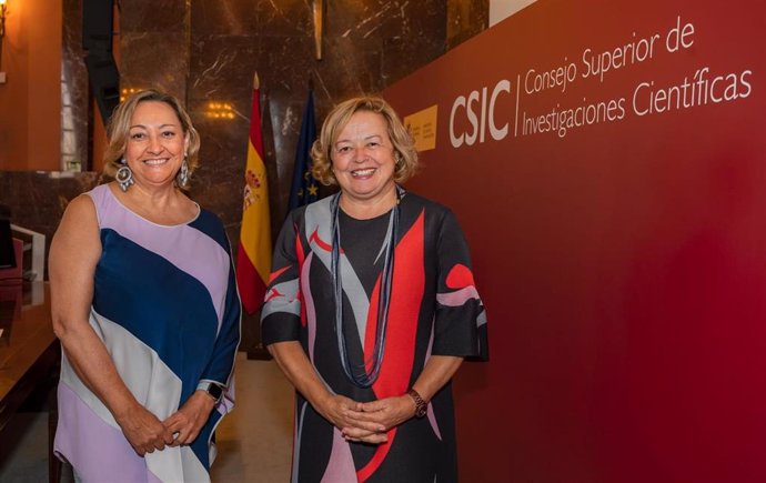 La investigadora Ángela Nieto y  la presidenta del Consejo Superior de Investigaciones Científicas (CSIC), Rosa Menéndez
