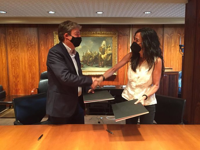 La presidenta de la Cámara de Barcelona, Mnica Roca, y el presidente de la Fundació Catalunya Cultura, Eloi Planes, en el momento de la firma.