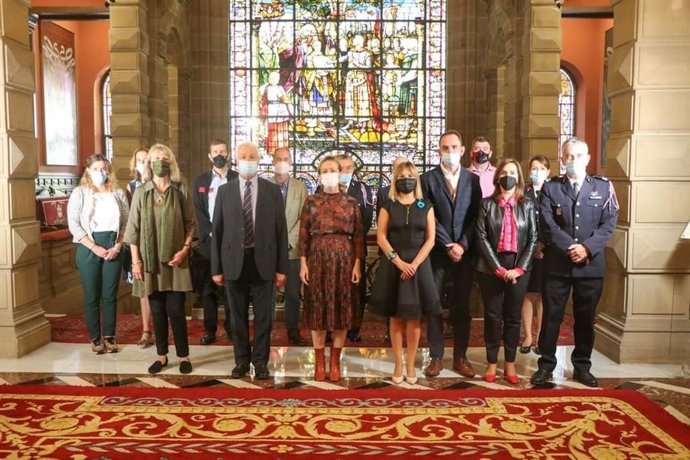 La directora general de Interior, Amparo López, con representantes de los socios transfronterizos del proyecto