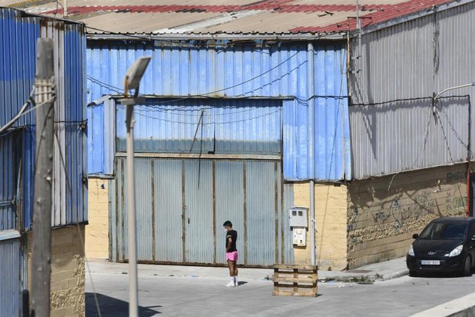 Archivo - Un menor acogido en las naves del Tarajal, a 2 de junio de 2021, en Ceuta (España). Durante la semana del 17 de mayo se produjo la entrada en Ceuta de numerosas personas extranjeras, muchos de ellos menores no acompañados. Esta entrada de inmi