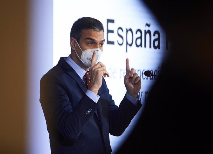 Archivo - El presidente del Gobierno, Pedro Sánchez, comparece en rueda de prensa en Cantabria