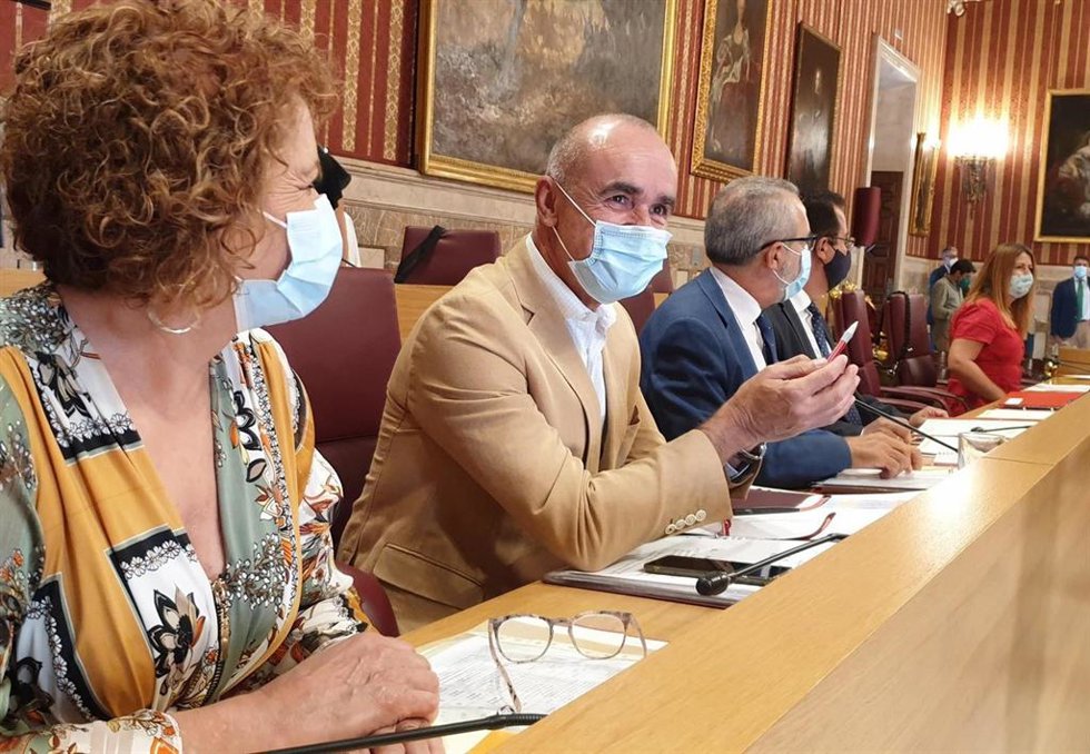 Los concejales socialistas Adela Castaño, Antonio Muñoz y Juan Manuel Flores, durante el Pleno del Ayuntamiento de Sevilla