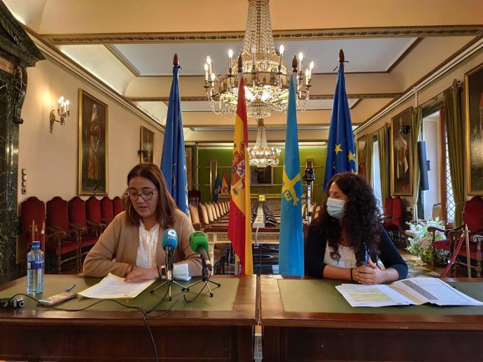 La concejala de Juventud, Covadonga Díaz, junto a la directora del Área de Prevención de la Fundación C.E.S.P.A.-Proyecto Hombre, Aránzazu Fernández, han presentado este jueves la nueva edición del programa de prevención de drogas en el ámbito escolar.