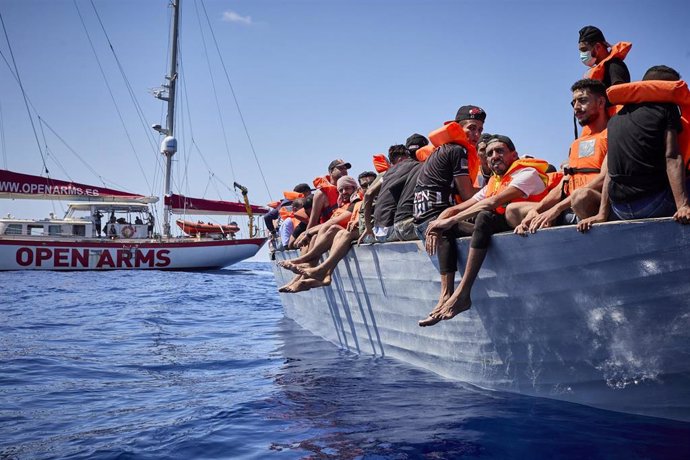El barco 'Astral', de la ONG Open Arms, junto a una patera donde viajan un total de 70 migrantes