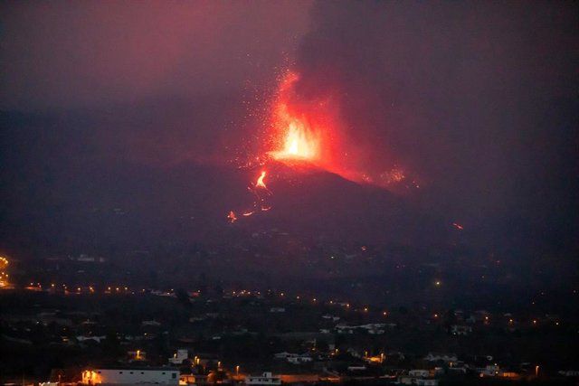 Volcán de La Palma por la noche, en La Palma, a 22 de septiembre de 2021, en La Palma, Santa Cruz de Tenerife, Islas Canarias, (España). 