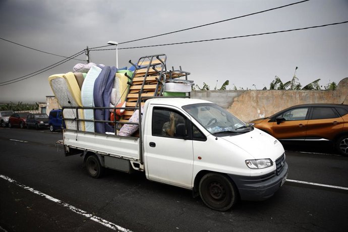 Vecinos huyen del volcán en el municipio de El Paso
