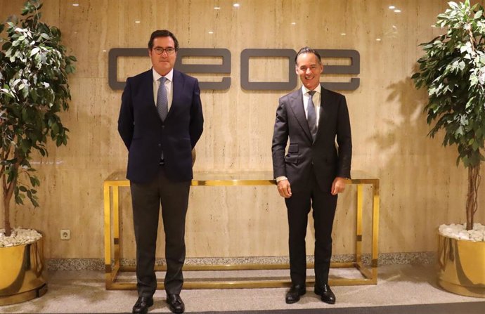(Izda) El presidente de la CEOE, Antonio Garamendi, y el presidente de Sagardoy Abogados, Íñigo Sagardoy (dcha)