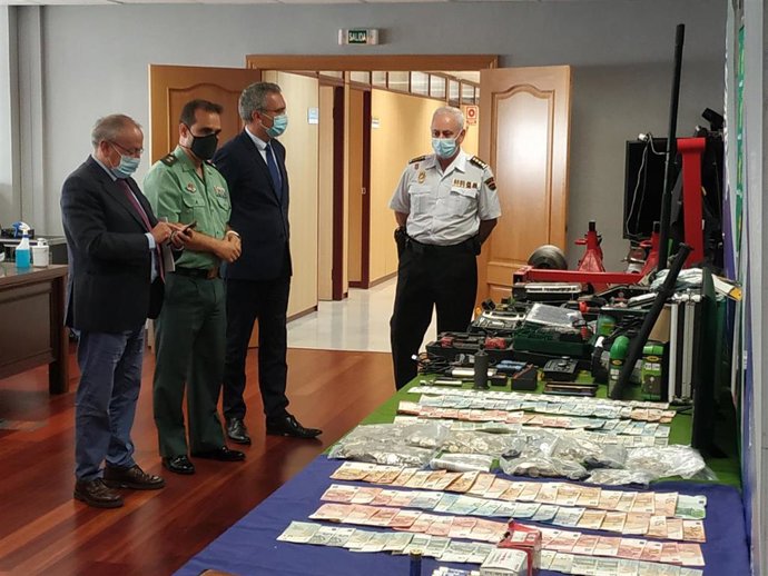 De izda a dcha, Emilio Álvarez, Javier Peña, Javier Izquierdo y Luis Gibert contemplan el botín obtenido a los integrantes de la 'Banda del BMW'.