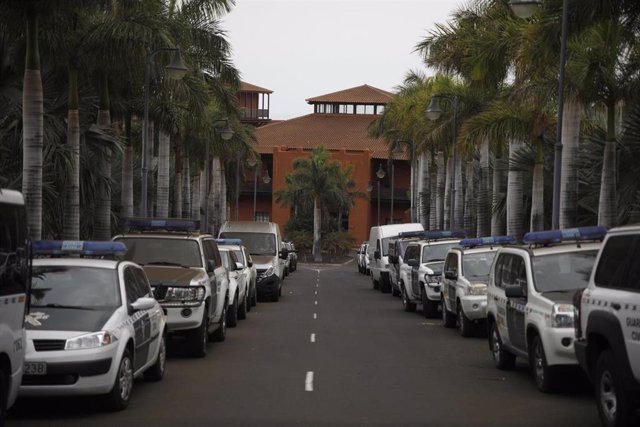 Vehículos de la Guardia Civil en el hotel Teneguía Princess, de Fuencaliente, donde se realoja a las personas que se encontraban en el albergue militar de El Fuerte