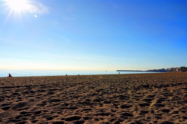 Archivo - Playa de Roquetas de Mar (Almería)