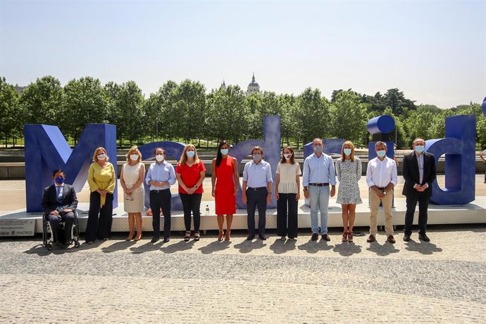 Archivo - El alcalde de Madrid, José Luis Martínez-Almeida (6d), y la vicealcaldesa, Begoña Vilacís (6i) posan con el resto de la corporación municipal.