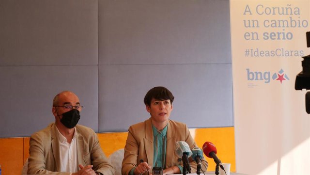 La portavoz nacional del BNG, Ana Pontón, y el concejal Francisco Jorquera, en una rueda de prensa sobre el puerto de A Coruña