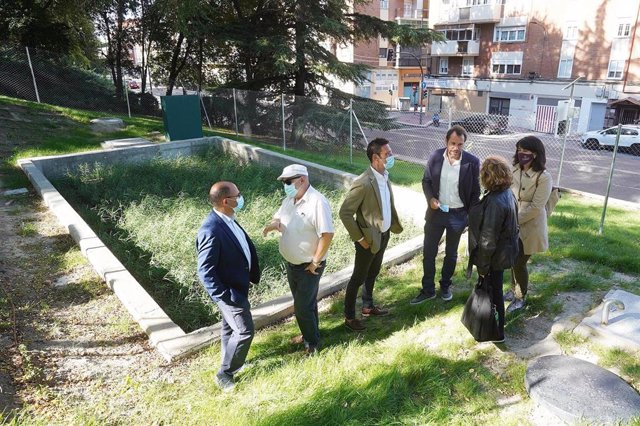 Visita del alcalde de Valladolid, Óscar Puente, al humedal "eléctrico" instalado en Pajarillos.