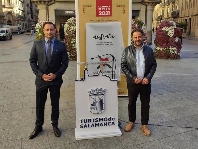 El presidente de la Asociación de Hostelería de Salamanca, Álvaro Juanes (i), y el concejal de Turismo, Fernando Castaño (d), en la presentación de Gastroibérico Week.