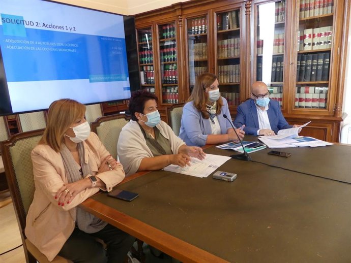 De izquierda a derecha, la concejala de Seguridad, Raquel de Frutos; la alcaldesa de Segovia, Clara Luquero; la concejala de Urbanismo, Clara Martín; y el concejal de Tráfico, Transporte y Movilidad, Jesús Sanz.