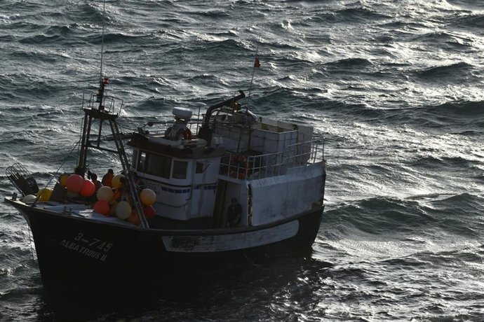 Archivo - El pesquero con bandera marroquí Albatros II encalló, en la tarde noche del miércoles 17 de junio, en la costa de Ceuta, (España). Debido a un problema en la maquinaria y con un viento de poniente fuerte, ha quedado encallado entre las piedras