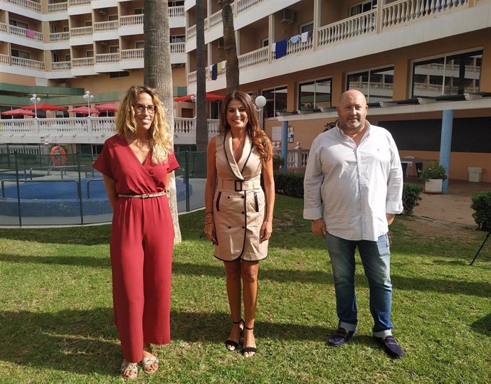 Rocío Pérez, directora comercial del hotel Parasol Garden de Torremolinos (izqda), la delegada de Turismo, Nuria Rodríguez, y el concejal de Torremolinos David Obadía.
