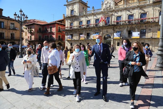 El alcalde de León, José Antonio Diez, visita la muestra de PHotoESPAÑA de la Plaza Mayor.