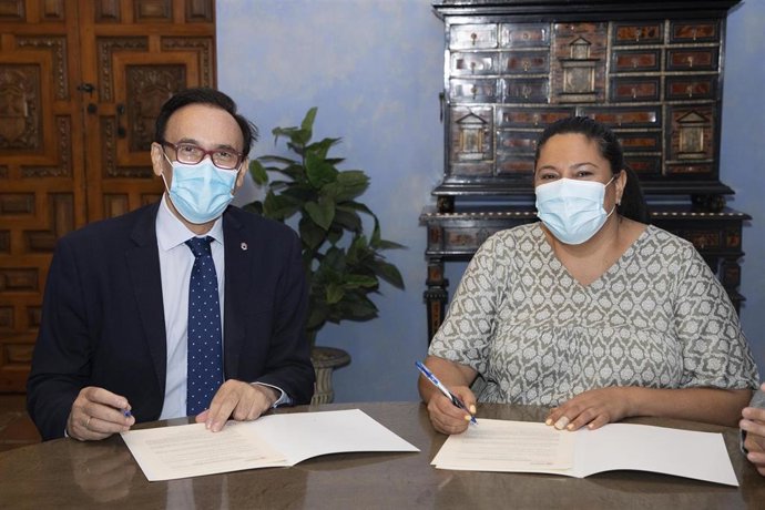 La presidenta de Iprodeco, Dolores Amo, y el rector de la UCO, José Carlos Cómez Villamandos, firman el convenio.
