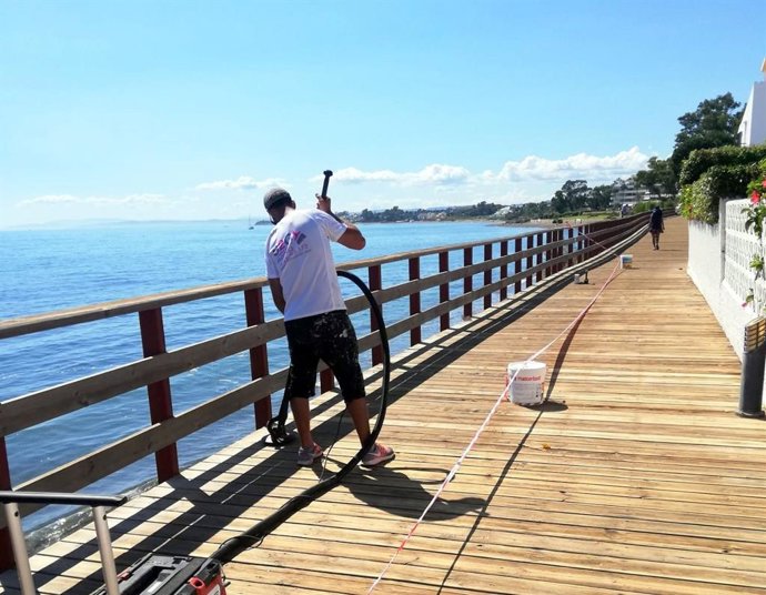 Trabajos en Estepona de ampliación y mejora de la red de iluminación del corredor litoral