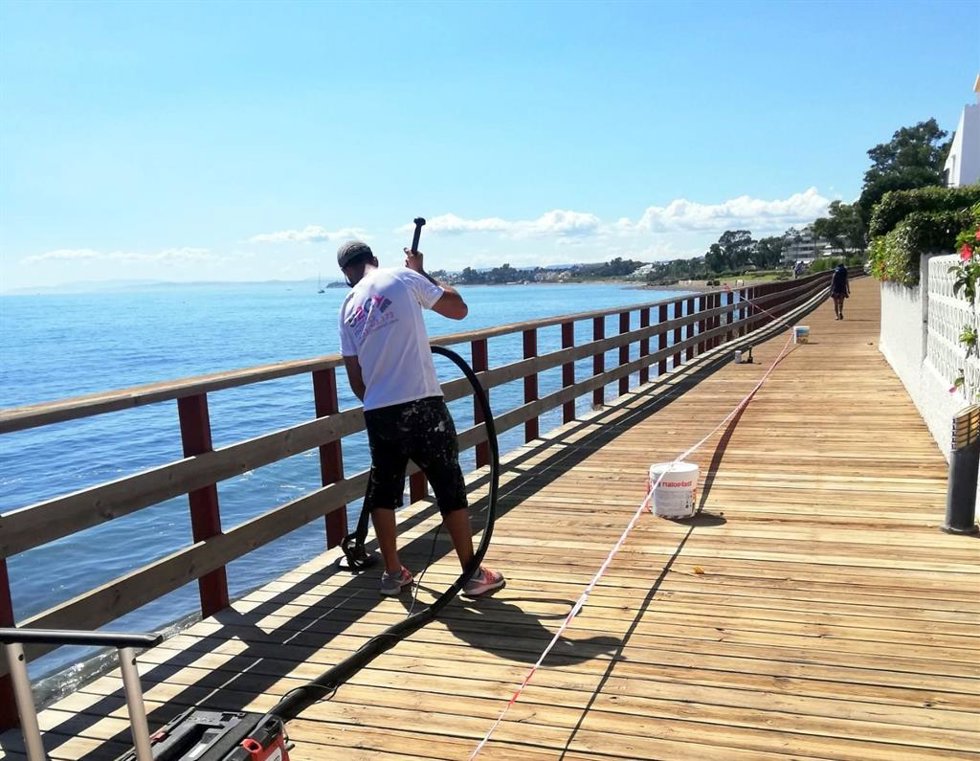 Trabajos en Estepona de ampliación y mejora de la red de iluminación del corredor litoral