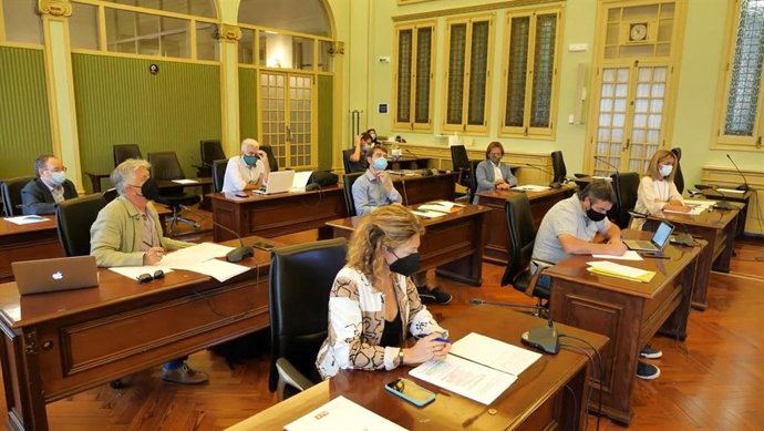 Reunión de la Comisión de Turismo y Trabajo del Parlament balear.