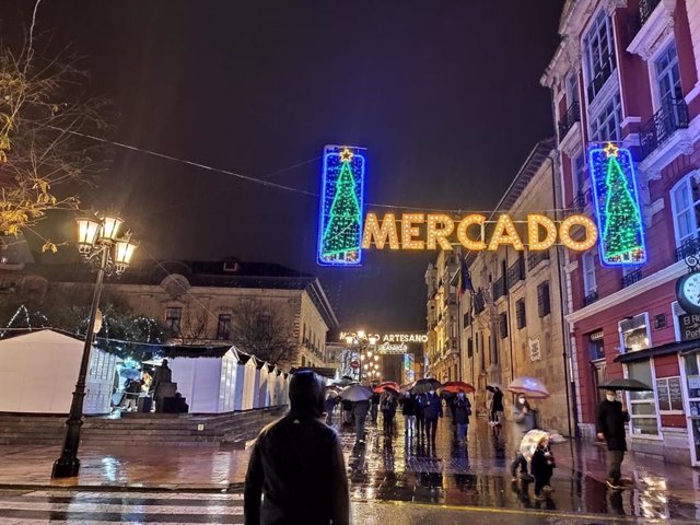 Archivo - Navidad en Oviedo. Mercado.