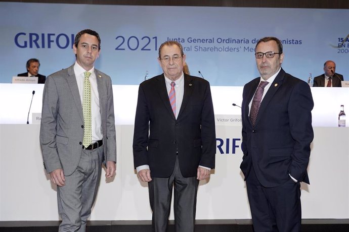 Archivo - El presidente de Grifols, Víctor Grifols, junto a los co consejeros delegados Raimon Grifols y Víctor Grifols Deu.