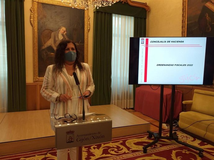 Marina Pineda, concejala de Hacienda del Ayuntamiento de Gijón, durante la presentación del borrador de Ordenanzas Fiscales para 2022