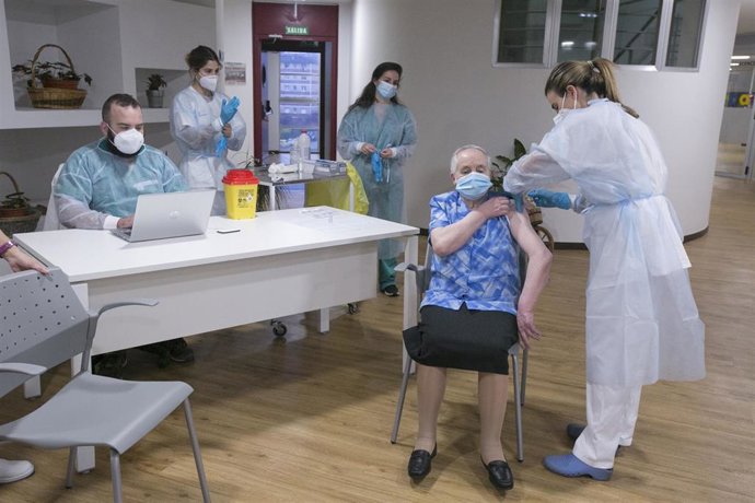 Archivo - Eulalia Josefa `Pepita Paleo es la primera usuaria de la residencia en recibir la segunda dosis de la vacuna Pfizer-BioNTech contra el coronavirus en el Centro Polivalente de Recursos Residencia Mixta de Gijón (Asturias).