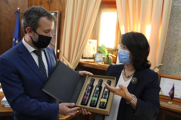 La embajadora de Túnez en España entrega aceites de oliva producidos en su país al alcalde de Jaén
