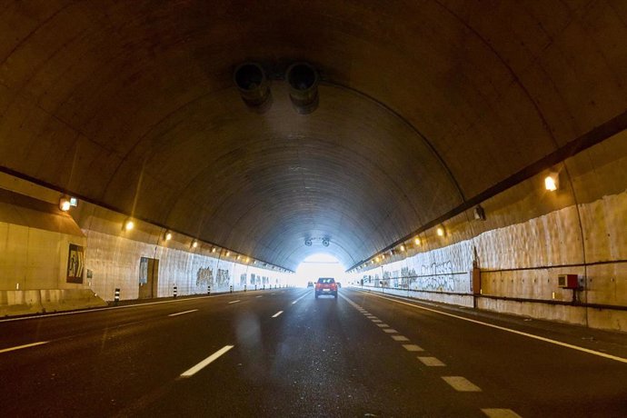 Varios vehículos recorren un túnel en la autovía A3
