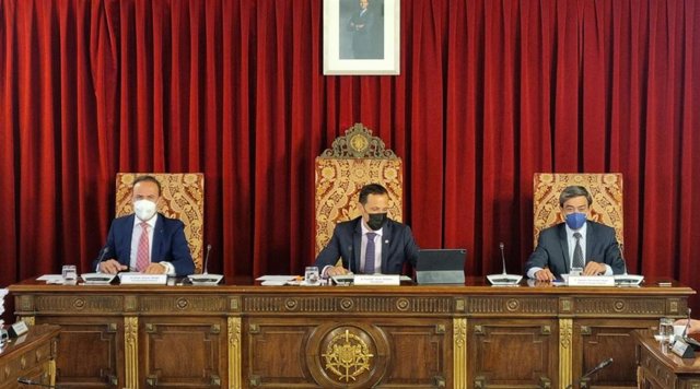 Mesa presidencial en el Pleno de la Diputación Provincial de Valladolid, el primero totalmente presencial desde el inicio de la pandemia.