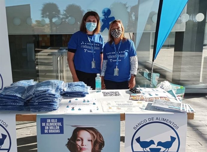 Voluntarios de Telefónica participan  en una acción de voluntariado.