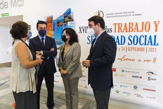 El presidente de la Diputación de Almería, Javier Aureliano, en las  Jornadas de Gradiados Sociales
