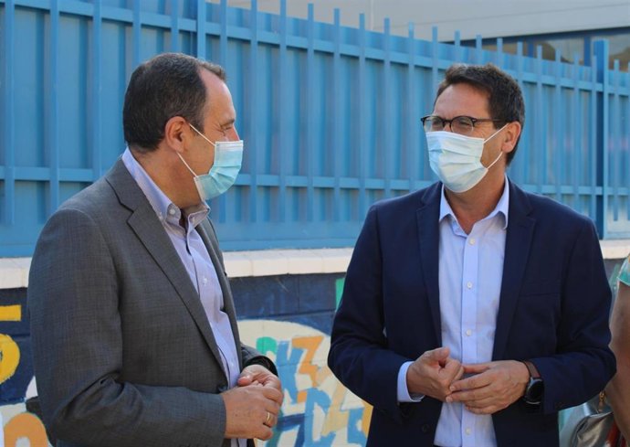 El secretario general del PSOE de Málaga, José Luis Ruiz Espejo, y el secretario general del PSOE de Rincón de la Victoria, Antonio Sánchez.  