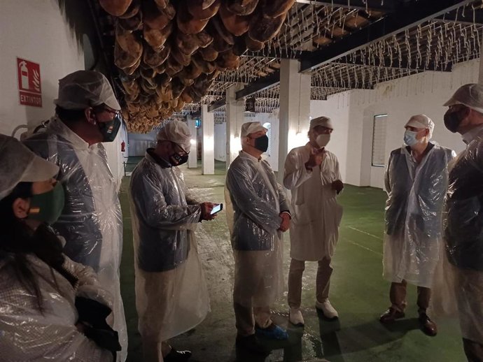 El secretario general de Vox, Javier Ortega Smith, este jueves en su visita a la Denominación de Origen Protegido de Jabugo (Huelva).