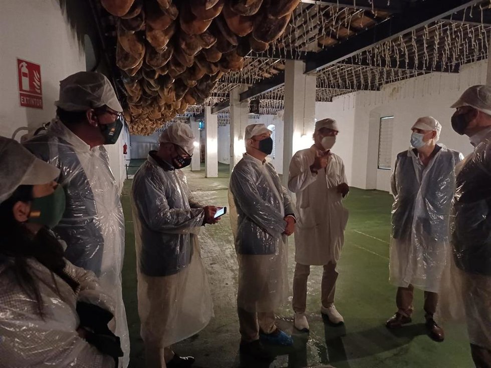 El secretario general de Vox, Javier Ortega Smith, este jueves en su visita a la Denominación de Origen Protegido de Jabugo (Huelva).