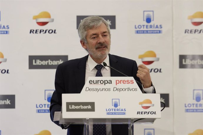 Archivo - Fernando Carpena, presidente de la RFEN, en los Desayunos Deportivos de Europa Press