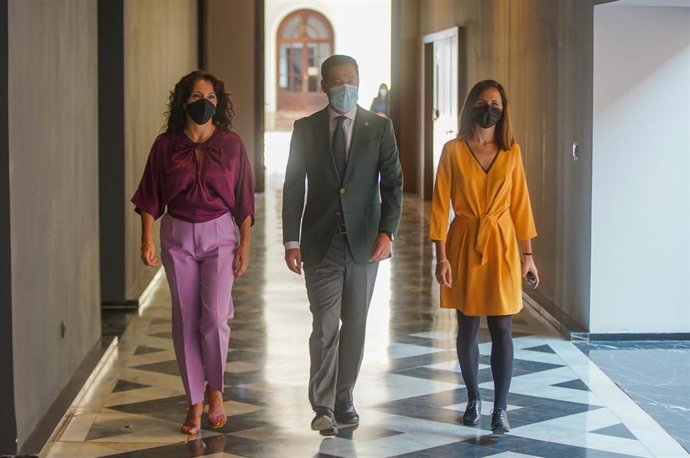 El presidente de la Junta, Juanma Moreno, recibe  a la ministra de Derechos Sociales y Agenda 2030, Ione Belarra, antes de la firma del convenio para la ejecución de proyectos con cargo a los fondos europeos procedentes del Mecanismo para la Recuperació