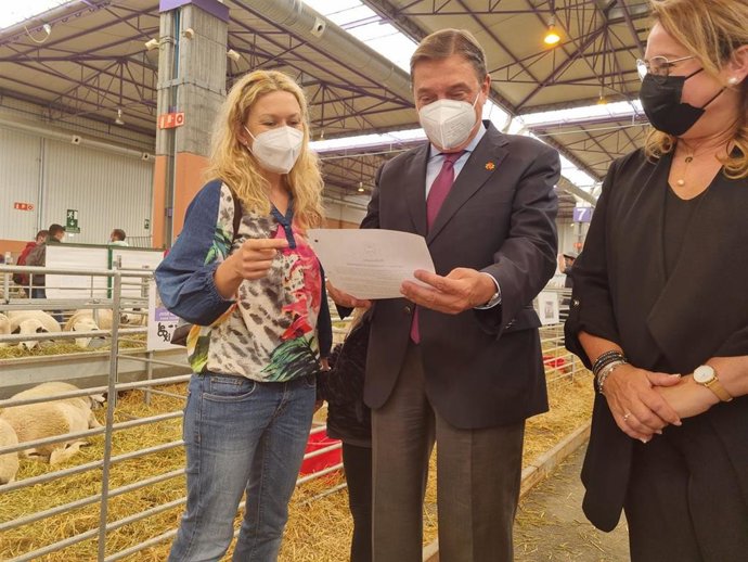 El ministro de Agricultura, Luis Planas, visita la feria ganadera FIGAN, en Zaragoza.
