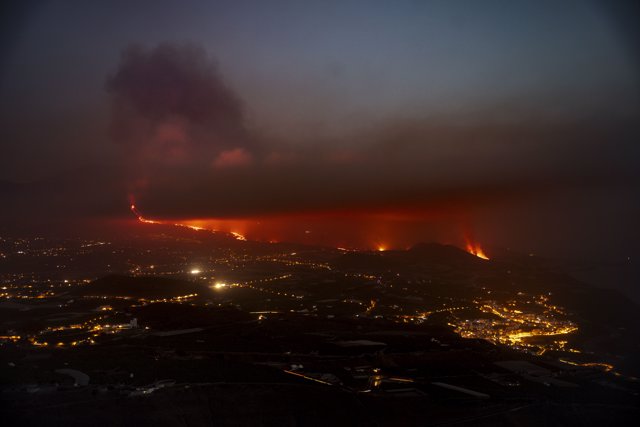 Vista aérea de la columna de humo y lava del volcán de Cumbre Vieja a su llegada al Océano Atlántico, a 28 de septiembre de 2021, en La Palma, Santa Cruz de Tenerife, Islas Canarias, (España).