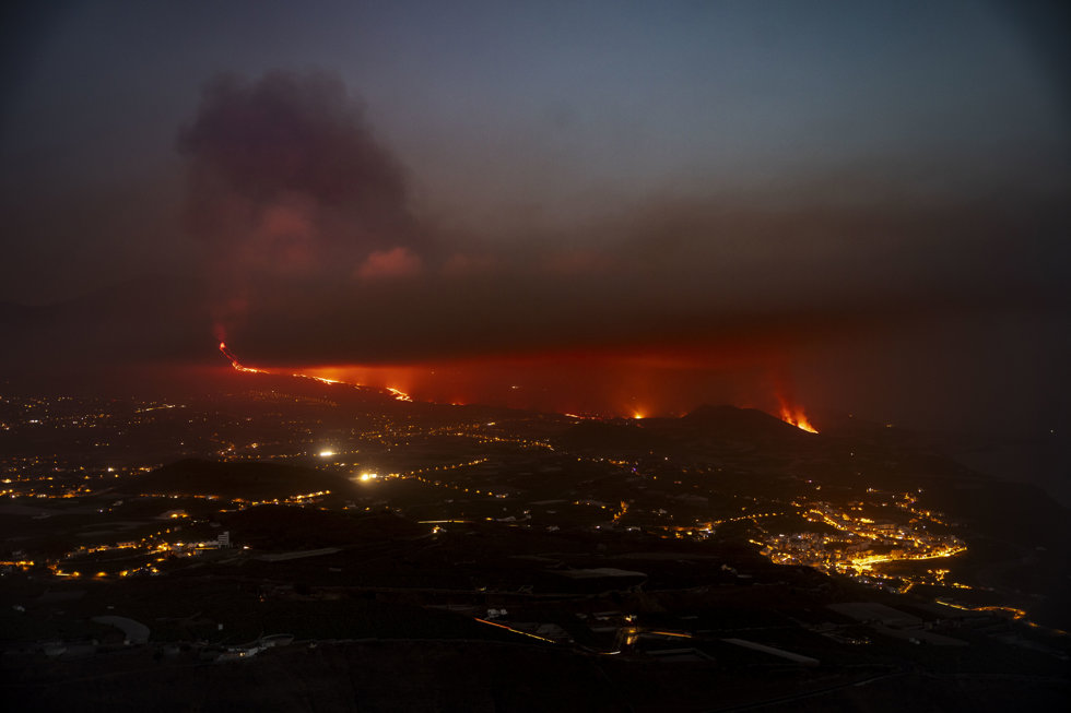 Vista aérea de la columna de humo y lava del volcán de Cumbre Vieja a su llegada al Océano Atlántico, a 28 de septiembre de 2021, en La Palma, Santa Cruz de Tenerife, Islas Canarias, (España).