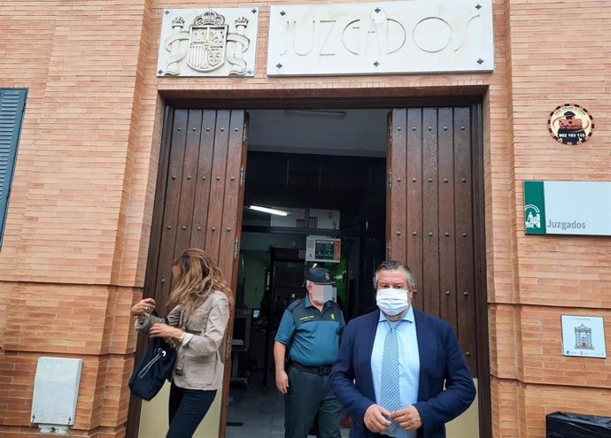 El delegado territorial de Regeneración, Justicia y Administración Local de la Junta en Huelva, Alfredo Martín, en su visita a la sede judicial de Moguer.