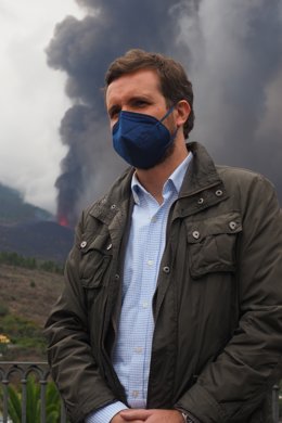 El presidente del Partido Popular, Pablo Casado, ofrece declaraciones de los medios en un mirador próximo al volcán, después de visitar los centros de las personas desplazadas por la erupción del volcán de Cumbre Vieja, a 22 de septiembre de 2021, en La