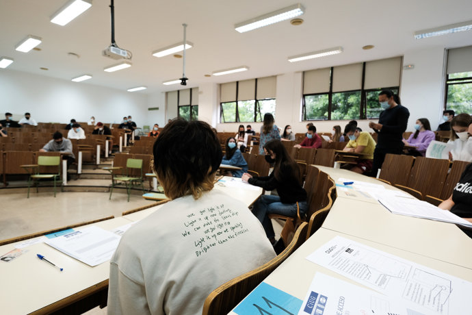 Varios estudiantes, esperan para hacer un examen en un aula de la Facultad de Psicología de la Universidad de Santiago de Compostela